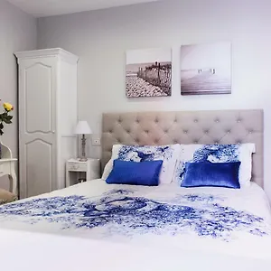 Lora Center Room, Parking Como